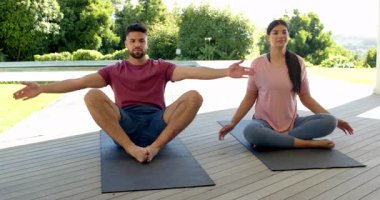 Paspaslarda yoga yapan, gülümseyen ve rahatlamanın tadını çıkaran bir çift. Sağlık, meditasyon, egzersiz, spor