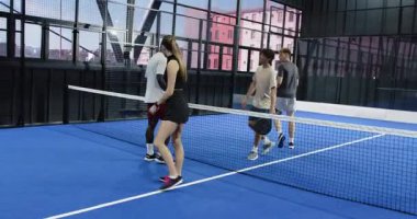 Mavi kortta Padel tenis oynayan kadınlar, rekabetçi maçlara odaklanıyorlar. Spor, rekabet, raket, raket, takım çalışması, fitness