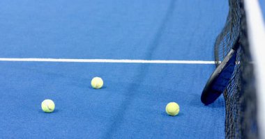 Tenis topları kapalı alanda kalenin yanında, maç için hazır, kopyalama alanı. Spor, ekipman, eğlence, eğlence, rekabet, atletizm