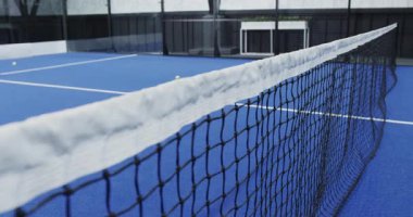 Ağ ve topla Padel tenis kortu heyecan verici bir maça hazır. Spor, rekabet, raket, oyun, açık hava, atletik