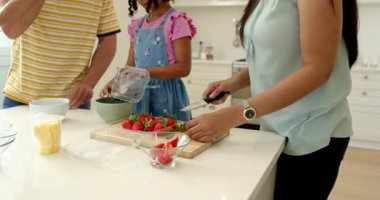 Aile mutfakta meyve salatası hazırlıyor, kaliteli zaman geçiriyor. Bağlanma, yemek pişirme, takım çalışması, yaşam tarzı, birliktelik, aşçılık