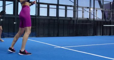 Padel tenis oynuyoruz, iki kişi kapalı sahada maça çıkıyor. Spor, raket, raket, rekabet, takım çalışması, fitness