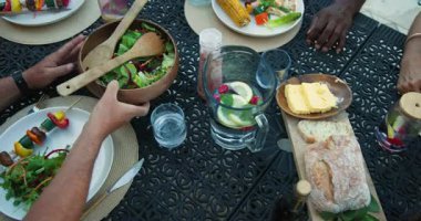 Bahçe yemeğinin tadını çıkarıyorum. Taze salata, ızgara mısır ve kabuklu ekmek. Piknik, açık hava, yemek, mutfak, sağlıklı, toplanma