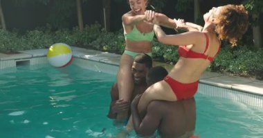 Çeşitli arkadaşlar bilardoda gülüp oynuyorlar, yaz eğlencesinin tadını çıkarıyorlar. Yüzme, tatil, eğlence, mutluluk, güneş ışığı, rahatlama.