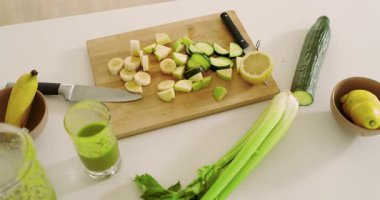 Mutfak tezgahında taze meyve ve sebzelerle sağlıklı yeşil meyve suyu hazırlıyorum. Beslenme, sağlık, detoks, yaşam tarzı, vegan, vitaminler.