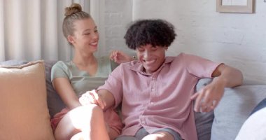 Farklı çiftler evdeki kanepede dinleniyor, birlikte güzel vakit geçiriyorlar, sıcak bir şekilde gülümsüyorlar. Aile, yaşam tarzı, eğlence, bağlanma, mutluluk, arkadaşlık.