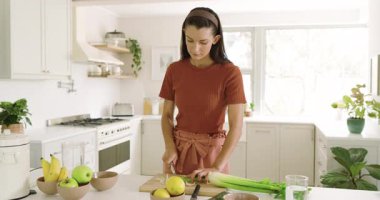 Modern mutfakta kereviz doğrayan bir kadın, yemek pişirmek için taze malzemeler hazırlıyor. Mutfak, yemek hazırlama, sebze, sağlıklı beslenme, yaşam tarzı, gastronomi.