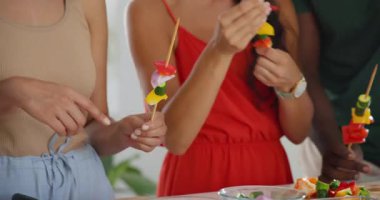 Yaz toplantılarında, farklı arkadaşlar havuz kenarında renkli meyve şişleri paylaşırlar. Kutlama, barbekü, açık hava, ferahlatıcı, parti, rahatlama