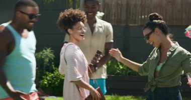 Çeşitli arkadaşlar havuz başında güneşli bir günün tadını çıkarıyorlar, gitar çalıyorlar ve içkilerle rahatlıyorlar. Boş zaman, rahatlama, arkadaşlık, yaz, eğlence, tatil