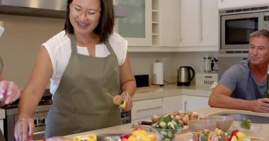 Sebze şişleri hazırlamak, modern mutfakta, evde birlikte yemek pişiren yaşlı kadınlar. Takım çalışması, sağlıklı beslenme, arkadaşlık, aşçılık, yaşam tarzı, hazırlık