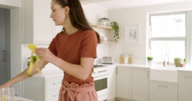 Mutfakta yemek hazırlayan, günlük kıyafetler giyen, yemek pişirmekten zevk alan bir kadın. Mutfak, yemek, hazırlık, ev, yaşam tarzı, tarif