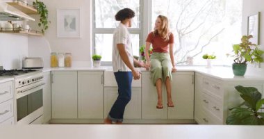 Çeşitli çiftler mutlu bir şekilde mutfakta dans ediyor, evde birlikte güzel vakit geçiriyorlar. mutluluk, ilişki, bağlılık, evcil, yaşam tarzı