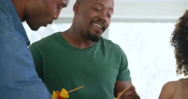 Çeşitli arkadaşlar birlikte meyve şiş yapmayı, gülmeyi ve içeride eğlenmeyi seviyorlar. Yemek pişirme, arkadaşlık, mutluluk, bağlanma, sağlıklı beslenme, takım çalışması