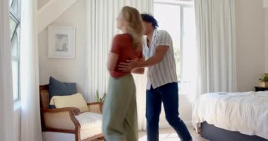 Neşeli bir şekilde dans eden, çeşitli çiftler evde güneşli bir günü kutluyorlar. Kutlama, mutluluk, romantizm, birliktelik, neşe, eğlence