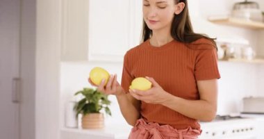 Mutfakta yemek hazırlayan kadın taze malzemelerle yemek pişirmeye odaklanmış. Mutfak, yemek, sağlıklı, ev