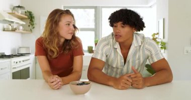 Mutfakta gülümseyen farklı çiftler evde taze yaban mersinlerinin tadını çıkarıyorlar. ev hayatı, sağlıklı beslenme, yaşam tarzı, atıştırma, mutluluk, birliktelik