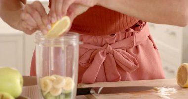 Modern mutfakta muzlu ve salatalıklı taze smoothie hazırlıyorum. Sağlıklı, beslenme, karışım, içecek, tazelik, sağlık