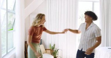 Evde neşeyle dans eden, farklı çiftler birlikte güzel bir an paylaşıyorlar. Mutluluk, yaşam tarzı, ilişki, kutlama, birliktelik, romantizm