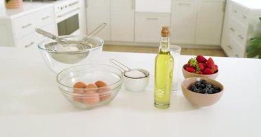 Parlak modern mutfakta pişirmek için taze malzemeler ve mutfak aletleri hazır. Mutfak, gastronomi, mutfak gereçleri, hazırlık, mutfak, gurme.