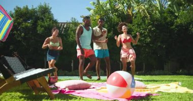 Çeşitli arkadaşlar bilardo oynuyorlar, güneşli bir günün tadını çıkarıyorlar kahkahalarla ve eğlenceli aktivitelerle. Arkadaşlık, eğlence, tatil, yaz, mutluluk, açık hava