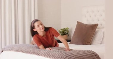 Yatakta dinlenen, kitap okuyan, huzurlu bir öğleden sonranın tadını çıkaran genç bir kadın. Rahatlama, rahatlama, edebiyat, sükunet, sakinlik, yaşam tarzı