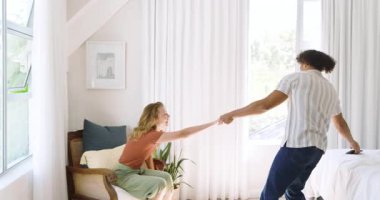 Çeşitli çiftler evde neşeyle dans ediyor, birlikte neşeli ve eğlenceli bir an geçiriyorlar. Dans, ilişki, mutluluk, müzik, eğlence, etkinlik