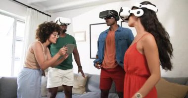 Çeşitli arkadaşlar evde sanal gerçeklik oyunlarının tadını çıkarıyor, heyecan ve eğlenceyi paylaşıyorlar. Eğlence, teknoloji, arkadaşlık, birliktelik