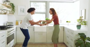 Farklı çiftler, evlerinde akıllı telefon ekranlarına bakarken birlikte gülüyorlar. Teknoloji, iletişim, mutluluk, duygular, yaşam tarzı