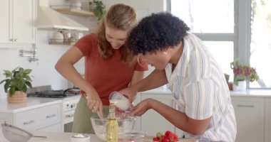 Çeşitli çiftler modern mutfakta birlikte kahvaltı hazırlıyor, malzemelerle neşeyi evde karıştırıyorlar. Aşçılık, aşçılık, birliktelik, ev hayatı, yaşam tarzı.