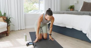 Evde yoga yapan bir kadın, rahatlama ve dengeye odaklanıyor. Sağlık, farkındalık, meditasyon, esneme, zindelik, egzersiz