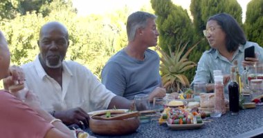 Bahçe yemeğinde eğlenen kıdemli farklı arkadaşlar, Bahçe masasında hikayeler paylaşıyorlar. Bahçede, arkadaşlıkta, buluşmada, konuşmada, boş vakitte, piknikte