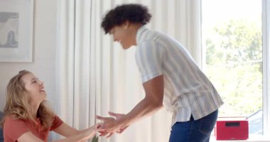 Evde birlikte dans eden mutlu, çeşitli çiftler, neşeli anları paylaşıyorlar. Aşk, ilişki, mutluluk, yaşam tarzı, kutlama