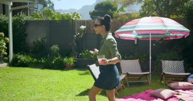 İçkilerle renkli havuz başı pikniği hazırlamak, çeşitli arkadaşlar günışığının ve şemsiyelerin tadını çıkarmak. Boş zaman, yaz, rahatlama, dostluk, canlı, açık hava.