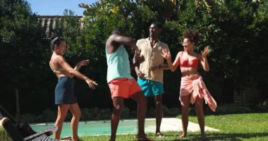 Çeşitli arkadaşlar bilardo oynayarak, gülerek ve dışarıda eğlenerek eğleniyorlar. Havuz başı, kahkaha, yaz, tatil, rekabet, eğlence