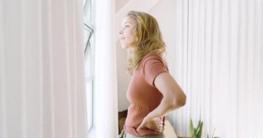 Pencerenin kenarında dikilen mutlu çift, evde güneşli ve güneşli bir günün tadını çıkarıyorlar. Sevgi, arkadaşlık, mutluluk, aşk, güneş ışığı, bağ.