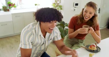 Mutlu çift kahvaltıdan keyif alıyor, gülümsüyor ve tableti işaret ediyor. teknoloji, bağlanma, yaşam tarzı, birliktelik