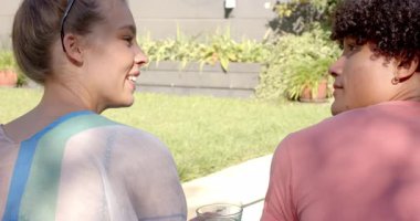 Çeşitli çiftler havuz başında rahatlıyor, yaz günü sohbetin ve güneşin tadını çıkarıyor, fotokopi odası. Tatil, eğlence, lüks, rahatlama, yüzme.