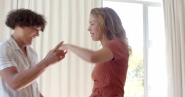 Çeşitli çiftler evde neşeyle dans ediyorlar, kucaklaşıyorlar ve gülümsüyorlar. Romantizm, aşk, ilişki, sevgi, mutluluk, bağ