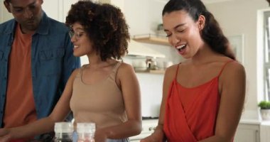 Çeşitli arkadaşlar mutfakta birlikte yemek hazırlıyor, evde sohbetin ve kahkahanın tadını çıkarıyorlar. Arkadaşlık, yemek pişirme, takım çalışması, bağlanma, yaşam tarzı, mutluluk