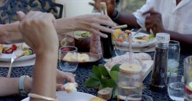 Bahçe yemeklerinde eğlenen kıdemli adamlar, bahçe ortamında hikayeler ve kahkahalar paylaşıyorlar. Yaşlılar, arkadaşlık, toplanma, eğlence, mutluluk, bahçede