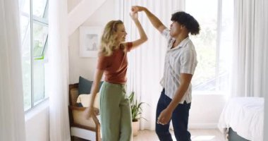 Çeşitli çiftler parlak oturma odasında sıcacık kucaklaşıyorlar, birlikte neşeli bir an geçiriyorlar, evde. Aşk, mutluluk, ilişki, bağlantı, sıcaklık, bağ