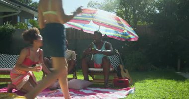 Çeşitli arkadaşlar bilardo oynuyorlar, selfie çekiyorlar ve renkli şemsiyeler altında içkinin tadını çıkarıyorlar. Yaz, tatil, tatil, tropik, dinlenme