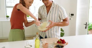 Çeşitli çiftler mutfakta malzemeleri karıştırıyor, evde birlikte lezzetli ev yapımı tatlılar hazırlıyorlar. Pişirme, pişirme, aşçılık, takım çalışması, romantizm, pasta