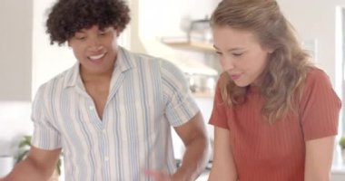 Çeşitli çiftler, evlerinde rahat bir mutfakta çilekli leziz kreplerin tadını çıkarıyorlar. Kahvaltı, yemek, akşam yemeği, sabah