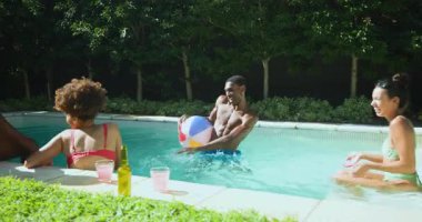 Çeşitli arkadaşlar bilardo oynamaktan, plaj topuyla oynamaktan, rahatlamaktan ve birlikte gülmekten zevk alırlar. Tatil, eğlence, arkadaşlık, eğlence, yaz, yüzme