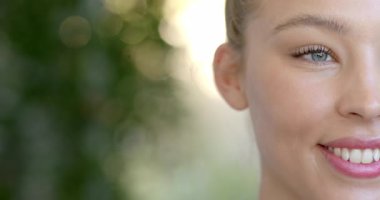 Havuzda dinlenen, gözleri kapalı bir kadın huzurlu anın tadını çıkarıyor, mekanı kopyalıyor. Rahatlama, sükunet, rahatlık, dinginlik, güneş banyosu, yaz tatili