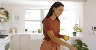 Taze meyve ve sebze hazırlayan, mutfak tezgahında sağlıklı yemek hazırlayan bir kadın. Yemek pişirme, aşçılık, beslenme, organik, vejetaryen, malzemeler