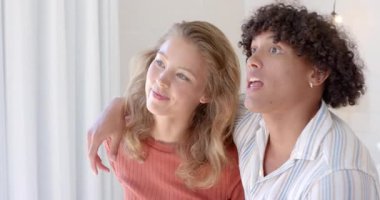 Çeşitli çiftler evde konuşmaktan zevk alıyorlar, gülümsüyorlar ve rahatlamış görünüyorlar. Rahatlama, mutluluk, arkadaşlık, bağlanma, rahatlama.