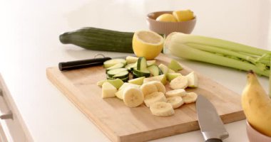 Muz, salatalık ve kereviz ile taze meyve ve sebze püresi hazırlıyorum. Beslenme, sağlıklı, vegan, malzemeler, sağlık, karışım.