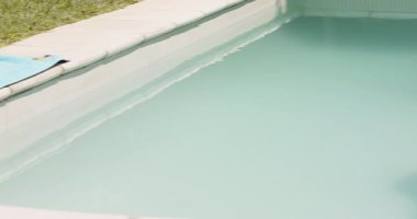 Havuzda dinlenen, ayakları şişme donutla suya daldıran bir kadın. Tatil, tatil, yaz, dinlenme, havuz başı, su.